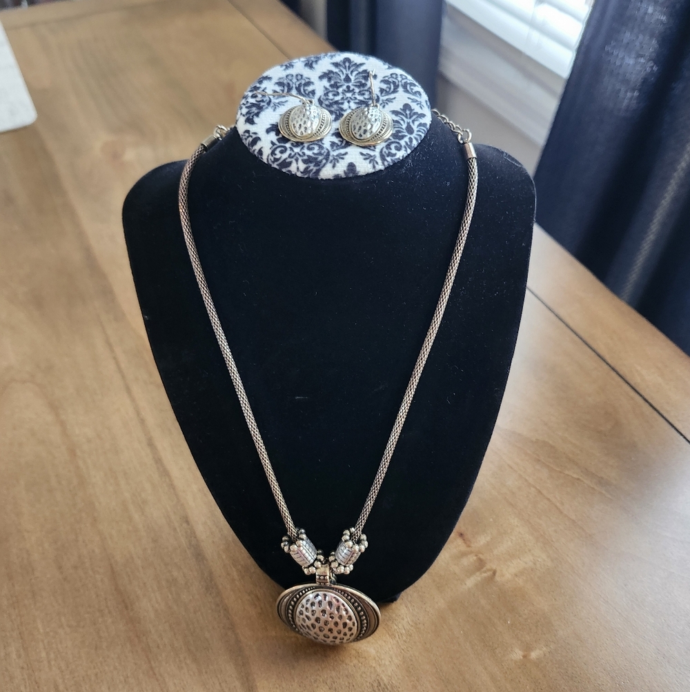 Premier Designs Elegant Antiqued Gold/Bronze Pendant Necklace And Earrings